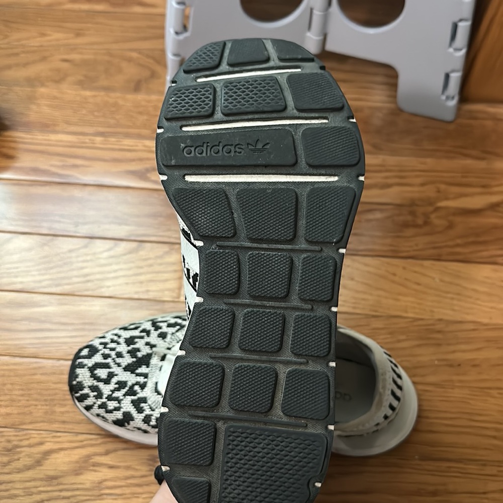 Super cute adidas shoes.6.5 - Picture 7 of 9